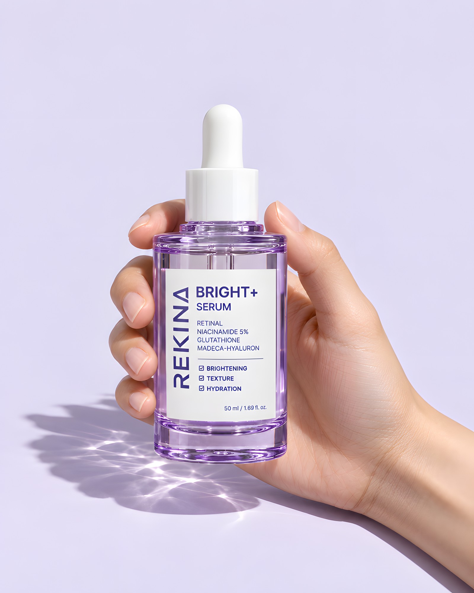 BRIGHT+ SERUM을 든 손